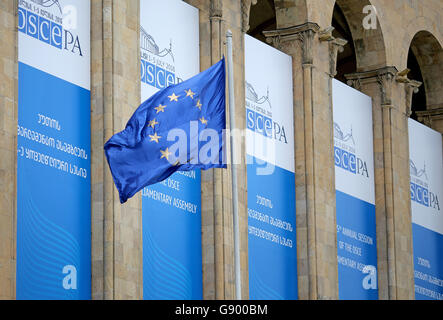 Tbilissi, Géorgie. 1er juillet 2016. Le drapeau européen flotte devant les conseils de l'OSCE à l'ancien parlement de Tbilissi, Géorgie, 01 juillet 2016. Plus de 700 delegatets de 57 pays participeront à la 25e Assemblée parlementaire de l'OSCE en Géorgie capitale. Le ministre allemand des affaires étrangères, Frank-Walter Steinmeier, est en visite de travail à la Géorgie. Photo : Jan Woitas/dpa/Alamy Live News Banque D'Images