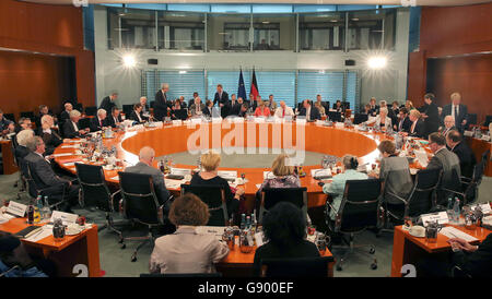 Berlin, Allemagne. 1er juillet 2016. La chancelière allemande, Angela Merkel (CDU, M) participe à des entretiens avec des représentants d'associations engagées pour l'accueil et l'aide des réfugiés à la chancellerie allemande à Berlin, Allemagne, 01 juillet 2016. Photo : Wolfgang Kumm/dpa/Alamy Live News Banque D'Images