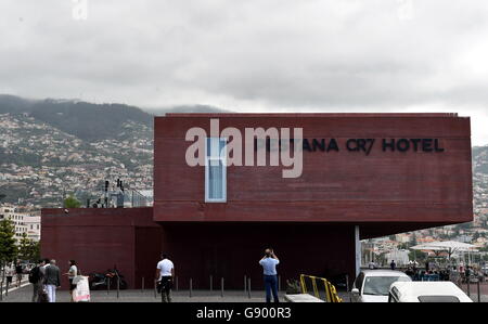 Funchal. 30 Juin, 2016. Photo prise le 30 juin 2016 montre l'image à l'extérieur de l'établissement Pestana CR 7 Hôtel à Funchal, Portugal. L'hôtel investi par le Portugais Cristiano Ronaldo, star du football a tenu sa cérémonie d'ouverture le jeudi. © Zhang Liyun/Xinhua/Alamy Live News Banque D'Images