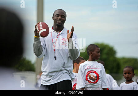 En Floride, aux États-Unis. 1er juillet 2016. 070310 (Allen Eyestone/Le Palm Beach Post) Belle Glade, FL EX MVP du Super Bowl et les New York Jets receveur Santonio Holmes lance un pass au Fred Taylor et Santonio Holmes au camp de football All-Star Glades Pioneer Park à Belle Glade. Plus de 150 enfants ont participé au camp gratuitement. Ancien sous-Bois salon joueurs Ray McDonald, Roosevelt Blackmon, Deonte Thompson, Reidel Anthony, Randy Phillips, Alric Arnett, Travis Benjamin et d'autres ont contribué à enseigner des compétences de football. Allen Eyestone/Le Palm Beach Post/ZUMA/Alamy Fil Live News Banque D'Images