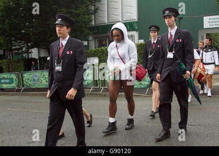 Wimbledon London,UK. 1er juillet 2016. Champion de Wimbledon et 21 Grand Chelem vainqueur Serena Williams arrive à la journée de 5 profils têtes sur les championnats de Wimbledon 2016 protégés par des fonctionnaires de la sécurité G4S : Crédit amer ghazzal/Alamy Live News Banque D'Images