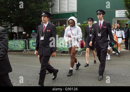 Wimbledon London,UK. 1er juillet 2016. Champion de Wimbledon et 21 Grand Chelem vainqueur Serena Williams arrive à la journée de 5 profils têtes sur les championnats de Wimbledon 2016 protégés par des fonctionnaires de la sécurité G4S : Crédit amer ghazzal/Alamy Live News Banque D'Images