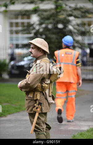Londres, Royaume-Uni. 1er juillet 2016. Nous sommes ici hommes habillés en soldats de la Grande Guerre autour de mars Londres somme 100 Banque D'Images