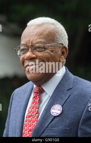 Wimbledon Londres, Royaume-Uni. 1er juillet 2016. Ancien journaliste et communicateur de télévision anglais Sir Trevor McDonald profils têtes au le jour 5 de la 2016 de Wimbledon : Crédit amer ghazzal/Alamy Live News Banque D'Images