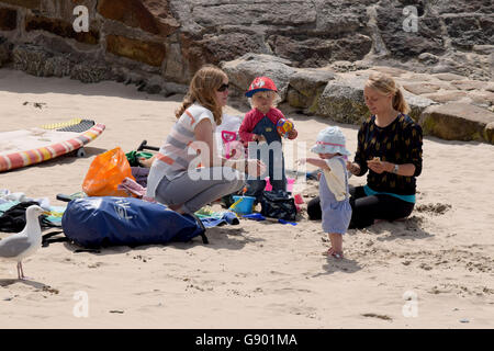 Newquay, Cornwall, UK. 1er juillet 2016. Les visiteurs de Newquay Cornwall profitez d'une journée de beau temps à venir d'une autre semaine pluvieuse. 1er juillet 2016 Crédit : MARTIN DALTON/Alamy Live News Banque D'Images