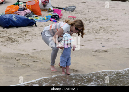 Newquay, Cornwall, UK. 1er juillet 2016. Les visiteurs de Newquay Cornwall profitez d'une journée de beau temps à venir d'une autre semaine pluvieuse. 1er juillet 2016 Crédit : MARTIN DALTON/Alamy Live News Banque D'Images