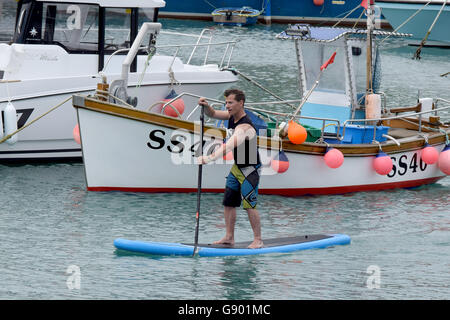 Newquay, Cornwall, UK. 1er juillet 2016. Les visiteurs de Newquay Cornwall profitez d'une journée de beau temps à venir d'une autre semaine pluvieuse. 1er juillet 2016 Crédit : MARTIN DALTON/Alamy Live News Banque D'Images