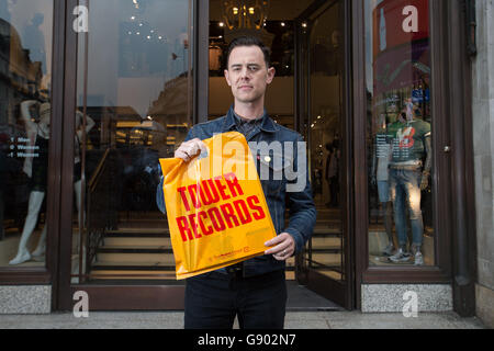 Colin Hanks tenant un sac Tower Records à Piccadilly Circus à Londres, la star des Good Guys et Fargo, fait ses débuts dans le cinéma avec All Things must Pass, un film qui raconte l'histoire de Tower Records et présente Sir Elton, Dave Grohl, le leader des Foo Fighters, et Bruce Springsteen, le chanteur. Banque D'Images