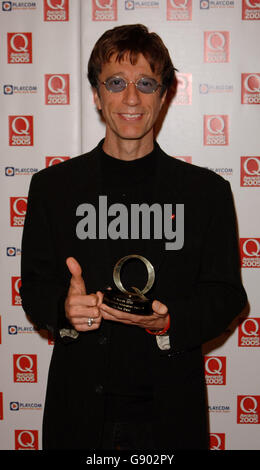 Robin Gibb affiche le prix de réalisation à vie reconnaissant la contribution des Bee Gees lors de la cérémonie annuelle des Q Awards 2005, la cérémonie annuelle des récompenses du magazine musical, à l'hôtel Grosvenor House, dans le centre de Londres, le lundi 10 octobre 2005. Voir PA Story SHOWBIZ Q. PRESS ASSOCIATION photo. Le crédit photo devrait se lire comme suit : Ian West/PA Banque D'Images