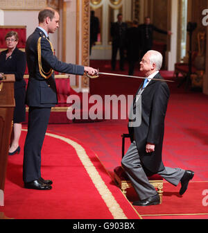 L'ancien journaliste de télévision Sir Martyn Lewis reçoit une chevalier du duc de Cambridge lors d'une cérémonie d'investiture à Buckingham Palace, Londres. Banque D'Images