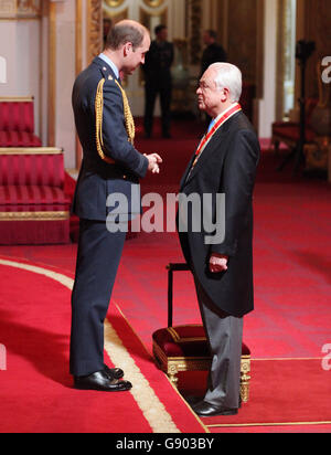 L'ancien journaliste de télévision Sir Martyn Lewis reçoit une chevalier du duc de Cambridge lors d'une cérémonie d'investiture à Buckingham Palace, Londres. Banque D'Images