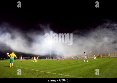 Football - qualification de la coupe du monde de la FIFA 2006 - Groupe 7 - Lituanie / Serbie et Monténégro - Stade Vetra.Les fans lituaniens ont fait des fusées éclairantes lors du match contre la Serbie-et-Monténégro Banque D'Images