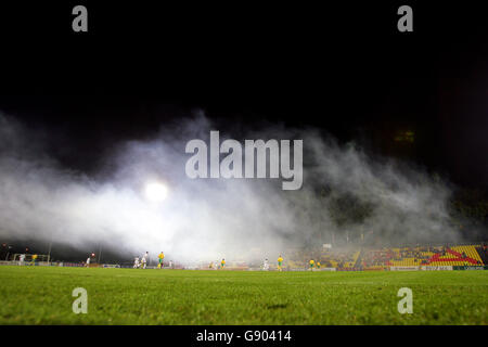 Football - qualification de la coupe du monde de la FIFA 2006 - Groupe 7 - Lituanie / Serbie et Monténégro - Stade Vetra.Les fans lituaniens ont fait des fusées éclairantes lors du match contre la Serbie-et-Monténégro Banque D'Images