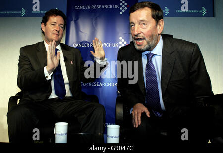 Ancien rédacteur en chef de Daily Mirror Piers Morgan (L) avec le secrétaire d'État au travail et aux pensions, David Blunkett à l'événement Turn the tables de cancer Research UK à Londres, le lundi 17 octobre 2005. Certains des plus grands journalistes du Royaume-Uni devaient aujourd'hui être grillés par une foule de députés à Londres dans le cadre d'un événement caritatif qui vise à faire tourner la table sur les stars des médias. Voir Table DES SUPPORTS de l'histoire des PA. APPUYEZ SUR ASSOCIATION photo. Le crédit photo devrait se lire : Andrew Parsons/PA. Banque D'Images