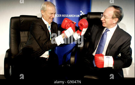 Le présentateur de la chaîne 4, Jon Snow (L), s'épargne avec le député conservateur Sir Malcolm Rifkind à l'événement Turn the tables de cancer Research UK à Londres, le lundi 17 octobre 2005. Certains des plus grands journalistes du Royaume-Uni devaient aujourd'hui être grillés par une foule de députés à Londres dans le cadre d'un événement caritatif qui vise à faire tourner la table sur les stars des médias. Voir Table DES SUPPORTS de l'histoire des PA. APPUYEZ SUR ASSOCIATION photo. Le crédit photo devrait se lire : Andrew Parsons/PA. Banque D'Images