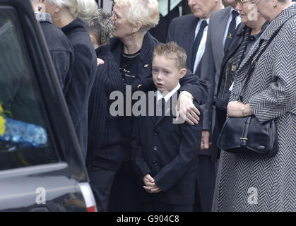 Chandler Jones, 8 ans, réconforté par sa famille et ses amis, assiste aux funérailles de son frère Mason à la chapelle Ysgwyddgwyn, rue Bailey à Deri, le lundi 17 octobre 2005.Mason, 5 ans, était hospitalisé sous dialyse depuis un peu plus d'une semaine avant de succomber plus tôt ce mois-ci à la souche E.coli 0157 qui a jusqu'à présent touché 42 écoles dans les vallées du sud du pays de Galles.Voir l'histoire de PA ECOLI FUNÉRAIRE.APPUYEZ SUR ASSOCIATION photo.Le crédit photo devrait se lire comme suit : Barry Batchelor/PA Banque D'Images