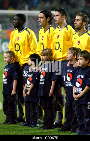 Football - UEFA Champions League - Groupe B - Sparta Prague / Arsenal - Sparta Stadium.Les joueurs d'Arsenal s'alignent avec les mascottes portant des tee-shirts « football contre le racisme en Europe » Banque D'Images