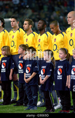 Football - UEFA Champions League - Groupe B - Sparta Prague / Arsenal - Sparta Stadium.Les joueurs d'Arsenal s'alignent avec les mascottes portant des tee-shirts « football contre le racisme en Europe » Banque D'Images