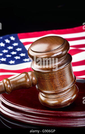Wooden gavel et drapeau américain avec prix pour votre type. Banque D'Images