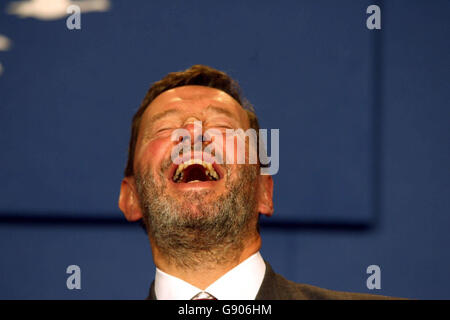 David Blunkett, secrétaire d'État au travail et aux pensions, se moque des commentaires d'un journaliste, lors d'une conférence de presse, à la suite d'un sommet social tripartite à la Lancater House, dans le centre de Londres. Banque D'Images