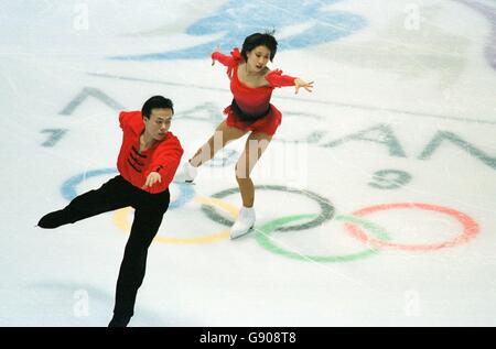 Patinage artistique - Jeux olympiques d'hiver - Nagano 1998 - Programme de paires courtes.Zhao Hongbo (L) et Shen Xue (R) rivalisent pour la Chine dans le programme de patinage artistique par paires courtes Banque D'Images