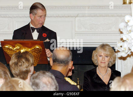 Le Prince de Galles a fêté son hôte, le président américain George W Bush, lors d'un dîner à la Maison Blanche à Washington, le mercredi 2 novembre 2005. Voir PA Story ROYAL Charles. APPUYEZ SUR ASSOCIATION photo. Le crédit photo devrait se lire: Harry page/PA/Pool/Daily Mirror Banque D'Images