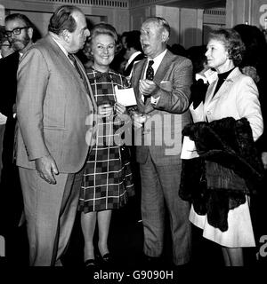 (De gauche à droite) acteur, dramaturge et raconteur, Robert Morley; Yvonne, épouse de Richard 'r Pastiche' Hearne, et Dame Anna Neagle. Le luncéon honore M. Morley, sa belle-fille Margaret et son fils Sheridan Morley. Robert est l'auteur de Morley Marvels. Margaret, auteur d'UN ami dans le besoin, et Sheridan, auteur d'Oscar Wilde, et Marlene Dietrich. Banque D'Images