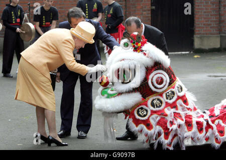 La reine Elizabeth II de Grande-Bretagne dévoile une plaque lors de l'ouverture officielle du Centre communautaire chinois Camden dans le centre de Londres, le jeudi 3 novembre 2005. APPUYEZ SUR ASSOCIATION photo. Photo Credit devrait se lire: Jeremy Selwyn/PA/NPA Rota. Banque D'Images