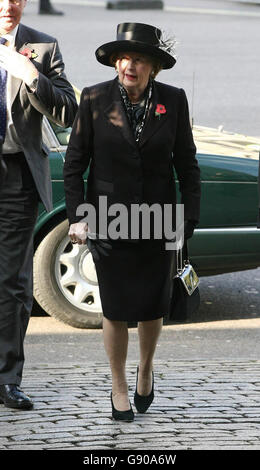 Margaret Thatcher arrive au service commémoratif de l'ancien premier ministre conservateur Sir Edward Heath, à l'abbaye de Westminster, dans le centre de Londres, le mardi 8 novembre 2005. Sir Edward est décédé d'une pneumonie le 17 juillet chez lui à Salisbury, âgé de 89 ans. Il a été premier ministre de 1970 à 1974, se souvenquant comme l'homme qui a fait entrer la Grande-Bretagne dans la Communauté économique européenne. Voir PA Story MEMORIAL Heath. APPUYEZ SUR ASSOCIATION photo. Le crédit photo devrait se lire: Chris Young/PA. Banque D'Images