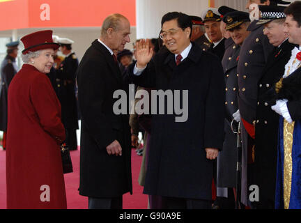 La reine Elizabeth II de Grande-Bretagne, le duc d'Édimbourg et le président chinois Hu Jintao bénéficient d'un accueil cérémonial à la parade des Horseguards dans le centre de Londres, le mardi 8 novembre 2005, le jour où la visite du président a commencé dans un climat de pompe et de protestations. Des centaines de manifestants de la campagne pour la libération du Tibet, qui appelait à la fin de l'occupation chinoise du Tibet, ont fait du Mall de Londres une place de choix pour faire connaître leur présence au leader. Voir PA Story ROYAL China. APPUYEZ SUR ASSOCIATION photo. Le crédit photo devrait se lire comme suit : Fiona Hanson/PA/WPA Rota. Banque D'Images