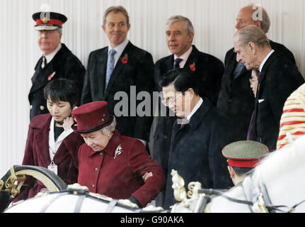 Le président chinois Hu Jintao (devant à droite) aide la reine Elizabeth II en Grande-Bretagne à descendre les escaliers de la parade des gardes à cheval dans le centre de Londres, le mardi 8 novembre 2005. Des centaines de manifestants de la campagne pour la libération du Tibet, qui appelait à la fin de l'occupation chinoise du Tibet, ont fait du Mall de Londres une place de choix pour faire connaître leur présence au leader. Voir PA Story ROYAL China. APPUYEZ SUR ASSOCIATION photo. Le crédit photo devrait se lire comme suit : Paul Hackett/PA/WPA Pool/Reuters Banque D'Images
