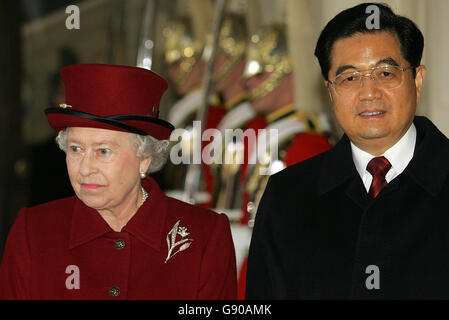 La reine Elizabeth II de Grande-Bretagne arrive avec le président chinois Hu Jintao au palais de Buckingham dans le centre de Londres, le mardi 08 novembre 2005. Le président chinois Hu Jintao a commencé sa visite d'État au Royaume-Uni aujourd'hui dans un climat de pommade et de protestations. Des centaines de manifestants de la campagne pour la libération du Tibet, qui appelait à la fin de l'occupation chinoise du Tibet, ont fait du Mall de Londres une place de choix pour faire connaître leur présence au leader. Voir PA Story ROYAL China. APPUYEZ SUR ASSOCIATION photo. Le crédit photo devrait se lire comme suit : John D McHugh/PA/WPA Pool/AFP Banque D'Images