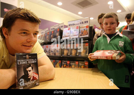 Brian O'Driscoll (à gauche), capitaine irlandais de rugby, et Jack Murphy, 10 ans, de Drogheda lors d'une signature dans le nouveau magasin HMV du nouveau centre commercial Scotch Hall, comté de Drogheda Louth, le jeudi 10 novembre 2005. O' Driscoll signait des copies de son DVD 'Journal Lions de Brian O' Driscoll'. Regardez PA Story SPORTS ODriscoll Ireland. APPUYEZ SUR ASSOCIATION photo. Le crédit photo devrait se lire : Julien Behal/PA Banque D'Images