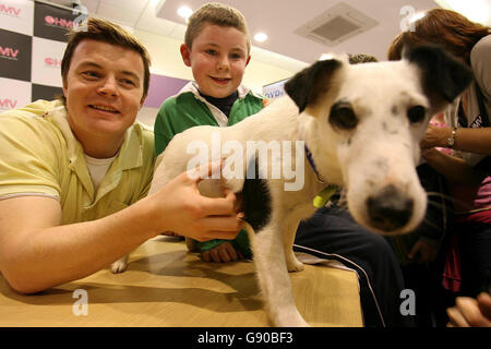 Brian O'Driscoll (à gauche), capitaine irlandais de rugby, et Jack Murphy, 10 ans, de Drogheda avec Nipper, la mascotte HMV, lors d'une signature dans le nouveau magasin HMV du nouveau centre commercial Scotch Hall, comté de Drogheda Louth, le jeudi 10 novembre 2005. O' Driscoll signait des copies de son DVD 'Journal Lions de Brian O' Driscoll'. Regardez PA Story SPORTS ODriscoll Ireland. APPUYEZ SUR ASSOCIATION photo. Le crédit photo devrait se lire : Julien Behal/PA Banque D'Images