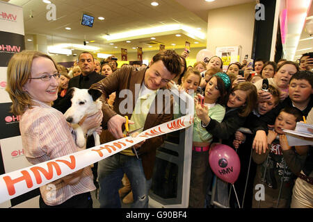 Le capitaine irlandais de rugby Brian O'Driscoll est accompagné de Nipper, la mascotte du HMV et le directeur de magasin Bronagh McGinley (à gauche) à l'ouverture du nouveau magasin HMV dans le nouveau centre commercial Scotch Hall, dans le comté de Drogheda Louth, le jeudi 10 novembre 2005. O' Driscoll signait des copies de son DVD 'Journal Lions de Brian O' Driscoll'. Regardez PA Story SPORTS ODriscoll Ireland. APPUYEZ SUR ASSOCIATION photo. Le crédit photo devrait se lire : Julien Behal/PA Banque D'Images