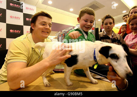 Brian O'Driscoll (à gauche), capitaine irlandais de rugby, et Jack Murphy, 10 ans, de Drogheda lors d'une signature dans le nouveau magasin HMV du nouveau centre commercial Scotch Hall, comté de Drogheda Louth, le jeudi 10 novembre 2005. O' Driscoll signait des copies de son DVD 'Journal Lions de Brian O' Driscoll'. Regardez PA Story SPORTS ODriscoll Ireland. APPUYEZ SUR ASSOCIATION photo. Le crédit photo devrait se lire : Julien Behal/PA Banque D'Images