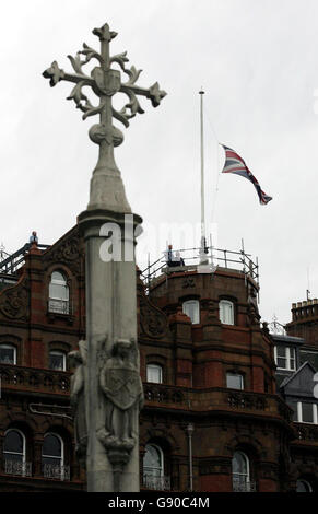 Le drapeau de l'Union Jack vole en Berne sur la place St Peters, Manchester, le vendredi 11 novembre 2005, alors que des millions de personnes à travers la Grande-Bretagne sont muettes pour marquer le jour de l'armistice et se souvenir de tous ceux qui sont morts dans la guerre. Le silence de deux minutes à la 11ème heure du 11ème jour du 11ème mois représente le moment où les canons sont tombés silencieux en novembre 1918 à la fin de la première Guerre mondiale. Voir le Mémorial du souvenir de l'histoire de PA. APPUYEZ SUR ASSOCIATION photo. Le crédit photo devrait se lire: Paul Ellis/PA Banque D'Images