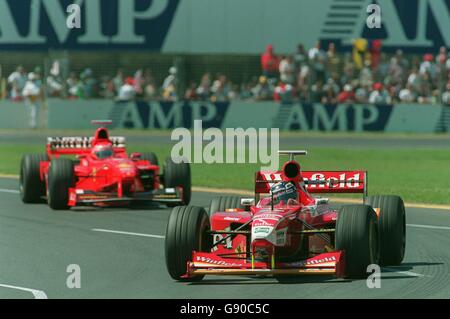 Course automobile Formula One - Grand Prix d'Australie.Heinz Harald Frentzen dirige Eddie Irvine sur son chemin à la troisième place Banque D'Images