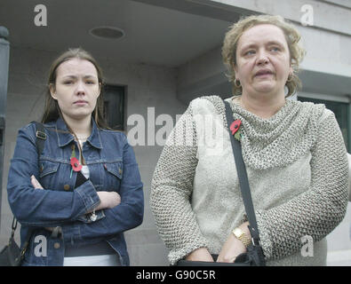 Ann Robb, mère de l'adolescent assassiné Andrew Robb à droite, avec sa fille Jenna, devant le tribunal d'Armagh, vendredi 11 novembre 2005. UN homme de 25 ans a été accusé du meurtre de deux adolescents dans le comté d'Armagh il y a plus de cinq ans. Andrew Robb, 19 ans, et David McIlwaine, 18 ans, tous deux de Portatown, ont été poignardés à mort le 19 février 2000. Leurs corps ont été découverts sur la route de Dluminure à l'extérieur de Tandragee, quelques heures après qu'ils aient quitté une discothèque. Un autre homme reste en garde à vue. Voir PA Story ULSTER Murder. APPUYEZ SUR ASSOCIATION PHOTO. Le crédit photo doit être lu par Paul Faith/PA Banque D'Images