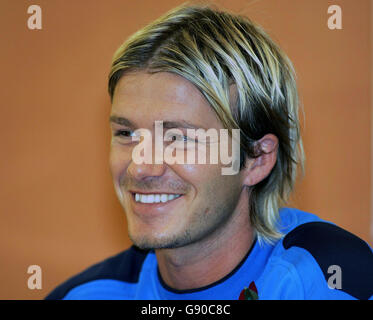 Le capitaine d'Angleterre David Beckham parle lors d'une conférence de presse à l'hôtel Hilton de Genève, en Suisse, le vendredi 11 novembre 2005. PHOTO DE L'ASSOCIATION DE PRESSE, devant leur ami international contre l'Argentine demain. Le crédit photo devrait se lire: Owen Humphreys/PA. Banque D'Images