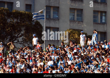 Football - coupe du monde 2006 qualificateur - Jouez sur First Leg - Uruguay v Australie - Stade Centenario. Les fans d'Uruguay regardent l'action depuis les stands Banque D'Images