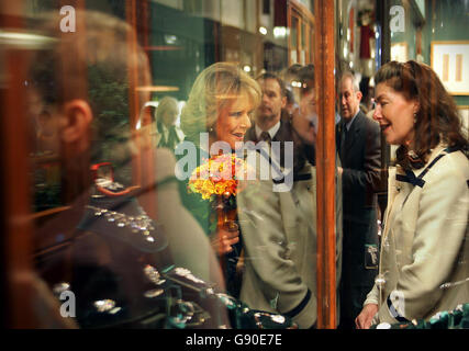 La duchesse de Cornwall (au centre) parle à un commerçant lors d'une visite à la Burlington Arcade dans le centre de Londres, le jeudi 17 novembre 2005, où elle a allumé les lumières de Noël.Camilla a rencontré les propriétaires de boutiques et le personnel qui appréciaient les tartes aux bonbons et le vin chaud dans la salle de jeux couverte, qui se décrit comme « la hauteur des boutiques élégantes au cœur du West End de Londres » et « la plus élégante galerie marchande de Londres ».Voir PA Story ROYAL Camilla.APPUYEZ SUR ASSOCIATION photo.Le crédit photo doit se lire comme suit : Adrian Dennis/PA/WPA Rota AFP. Banque D'Images