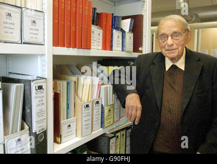 Bernard Herzberg, 96 ans, du nord de Londres, dans la bibliothèque du campus des Docklands de l'Université de l'est de Londres, le mardi 18 octobre 2005. Bernard, qui a quitté l'Allemagne pour échapper aux nazis en 1933, entreprend une maîtrise en économie et littérature africaines qui fait officiellement de lui le plus vieux étudiant de Grande-Bretagne. Voir PA Story.EDUCATION LA PLUS ANCIENNE PRESSE ASSOCIATION photo. Le crédit photo devrait se lire: Matthew Fearn/PA Banque D'Images