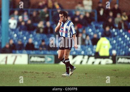 Soccer - Littlewoods FA Cup troisième tour Replay - Sheffield mercredi v Watford.Paolo Di Canio, de Sheffield, se déporte mercredi après avoir été envoyé pour deux infractions à réserver Banque D'Images