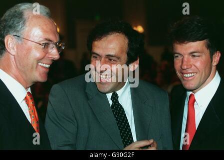 Football - FIFA World Player of the Year Award - Disneyland, Paris.Franz Beckenbauer (à gauche) partage une blague avec Michel Platini (au centre) et Lothar Matthaus (à droite) Banque D'Images