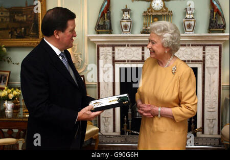 Le BQueen Elizabeth II présente l'ancien Secrétaire général de l'OTAN, Lord Robertson de Port Ellen, avec l'insigne d'un Chevalier du Thistle, au Palais de Buckingham, le mercredi 19 octobre 2005. APPUYEZ SUR ASSOCIATION photo. Le crédit photo devrait se lire: Chris Young/PA/WPA Rota Banque D'Images