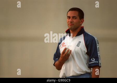 Cricket - Trophée Sharjah Champions - filets d'Angleterre. Adam Hollioake, capitaine d'Angleterre Banque D'Images