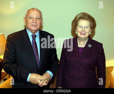 L'ancien président soviétique Mikhaïl Gorbatchev est aux côtés de Lady Tharcher lors d'une réunion dans le bureau de Lord Powell à Londres, le mercredi 19 octobre 2005. APPUYEZ SUR ASSOCIATION photo. Le crédit photo devrait se lire : Michael Stephens/PA Banque D'Images