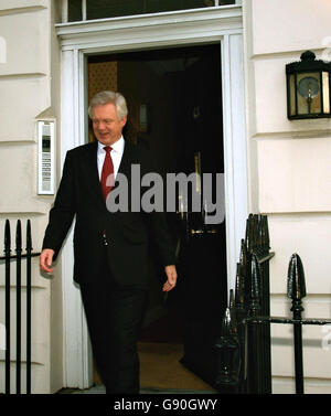 Le candidat à la direction convervative David Davis quitte son domicile à Londres, le jeudi 20 octobre 2005. Les députés conservateurs décideront aujourd'hui quels sont les deux candidats à la Couronne conservatrice qui vont passer au scrutin final de l'ensemble des membres du parti. Le vote d'aujourd'hui se présente comme une bataille pour la deuxième place entre David Davis - qui a passé le premier tour avec 62 - et Liam Fox - qui était la troisième fois avec 42 - avec le perdant devant être éliminé du concours. Voir PA Story POLITIQUE Tories. APPUYEZ SUR ASSOCIATION photo. Le crédit photo devrait être le suivant : Max Nash/PA Banque D'Images