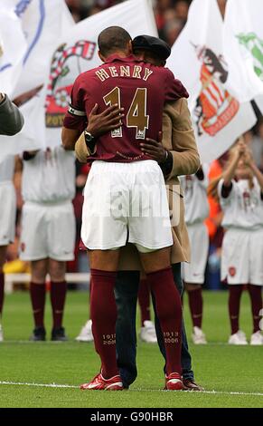 Soccer - FA Barclays Premiership - Arsenal / Manchester City - Highbury. Ian Wright, ancien joueur d'Arsenal, épouse Thierry Henry Banque D'Images